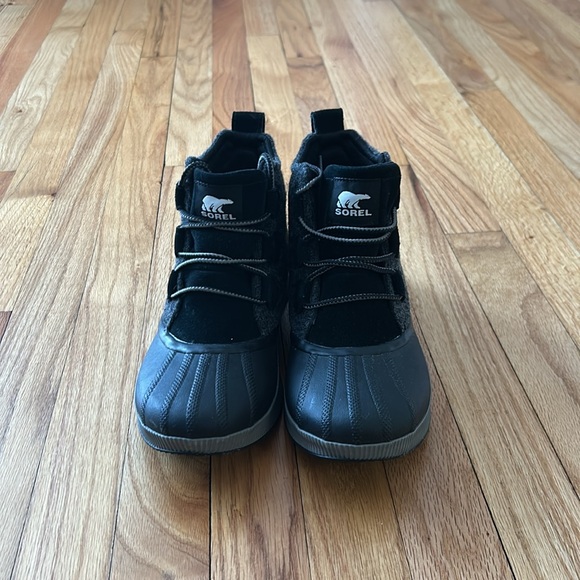 Final sale- Sorel snow boots in gently used condition size 9 - Picture 2 of 10